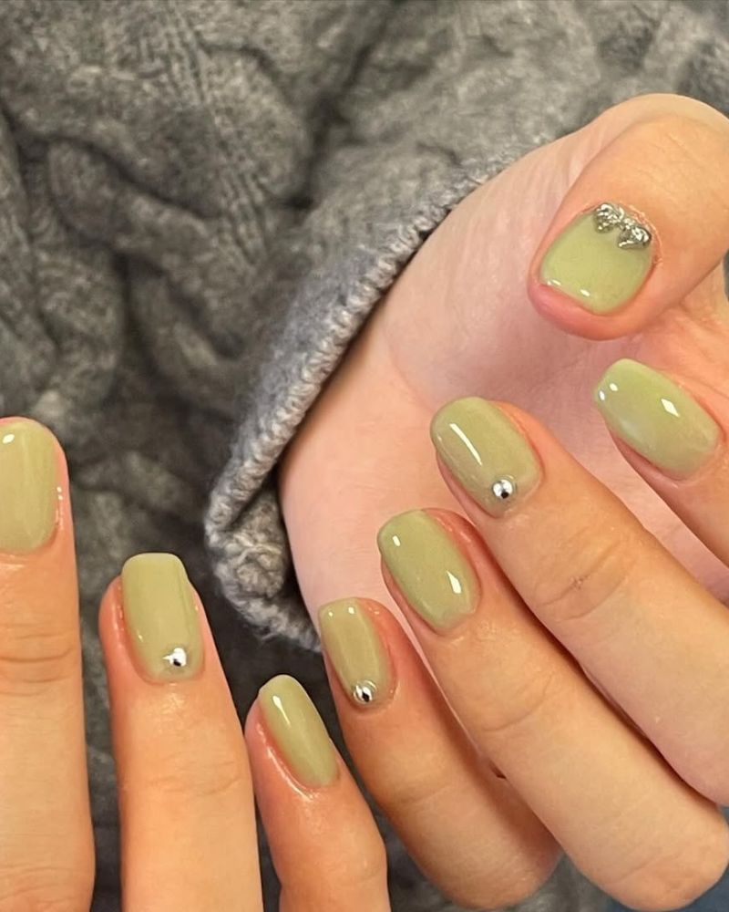 ongles courts verts style K sur base carrée