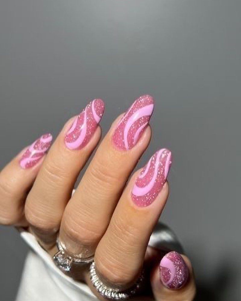 ongles violets scintillants, ongles roses