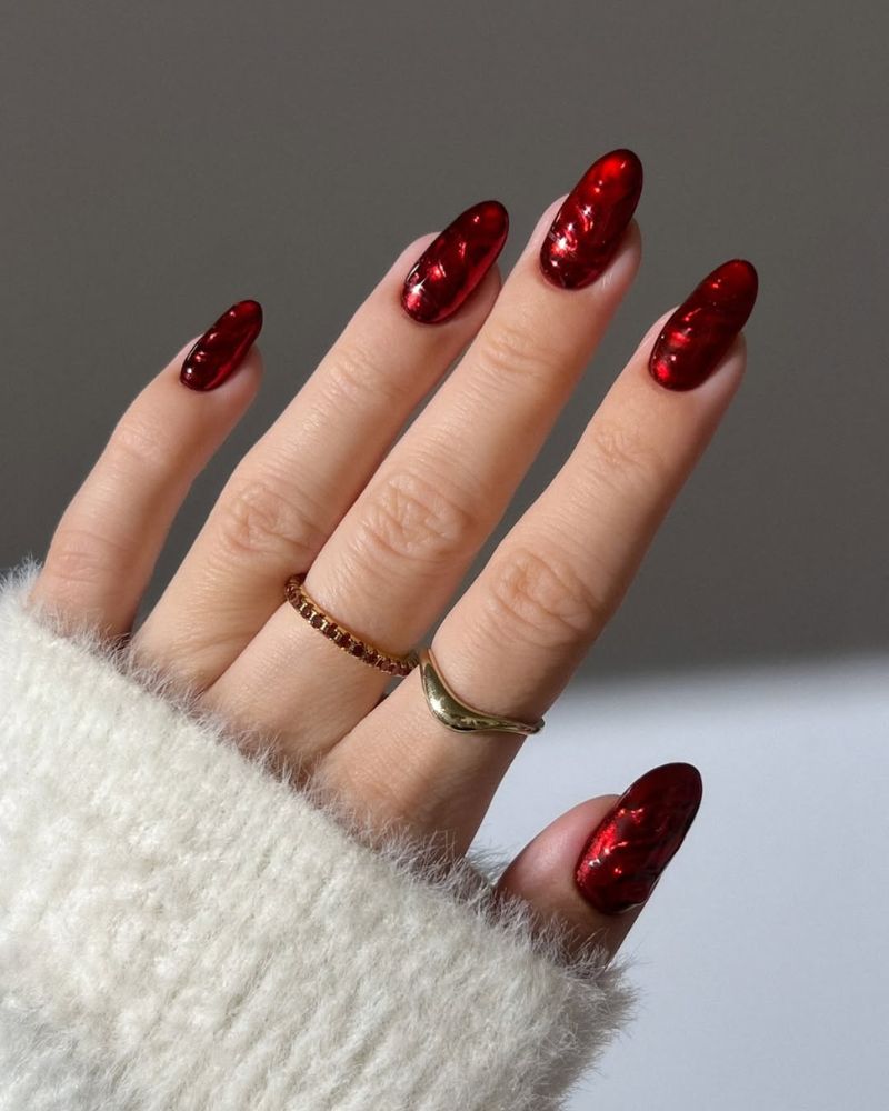 ongles rouge foncé œil de chat pour une manucure de Noël simple et classe