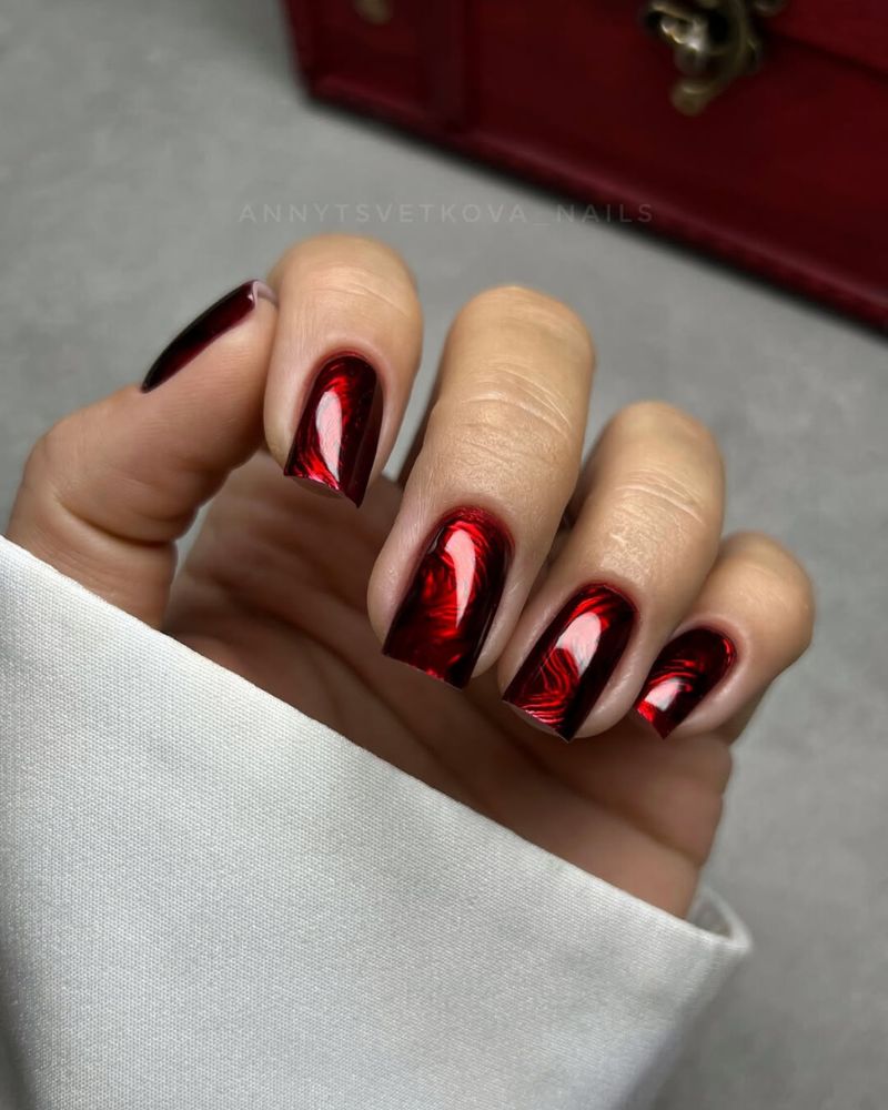 ongles cat eye rouges pour manucure de fête