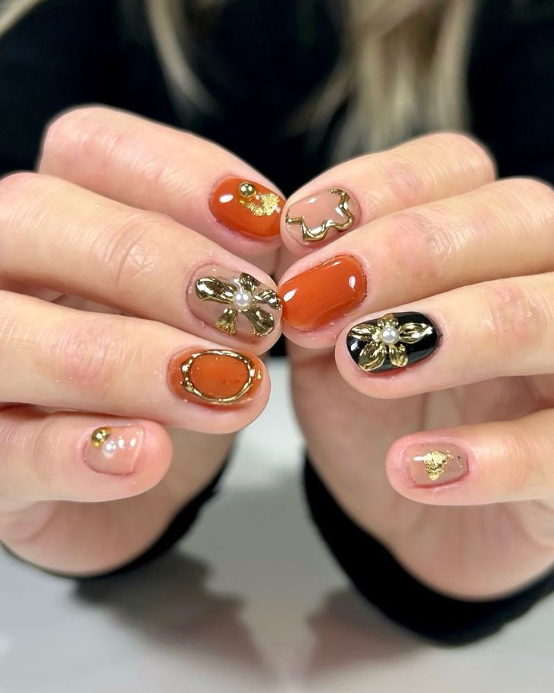 ongles courts d’automne avec art en orange brûlé, noir et or