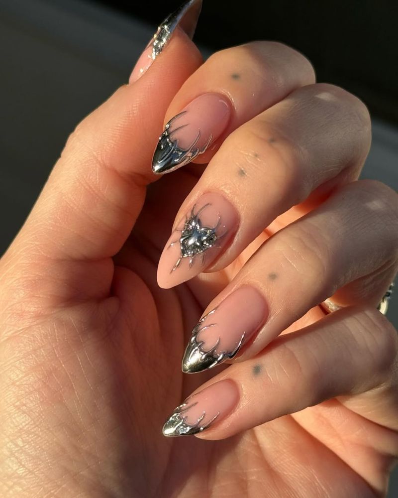 art d’ongle français argenté sur base nude