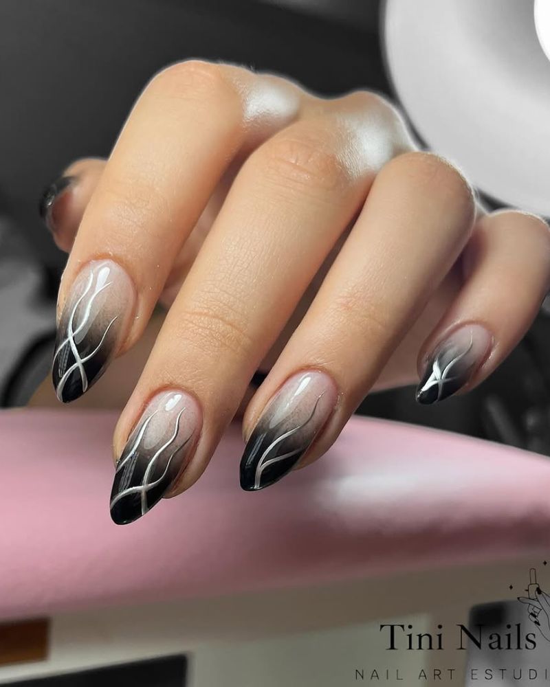 ongles noirs avec extrémités noires, nail art argenté