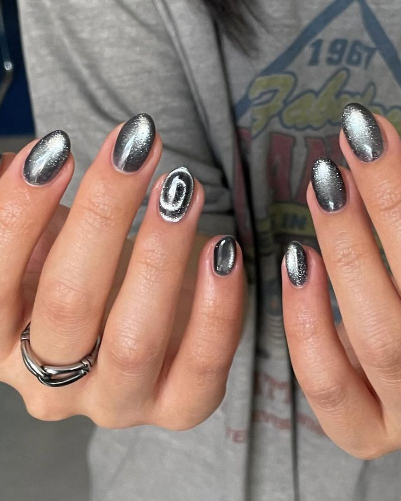 ongles noir et argent effet œil de chat en forme amande