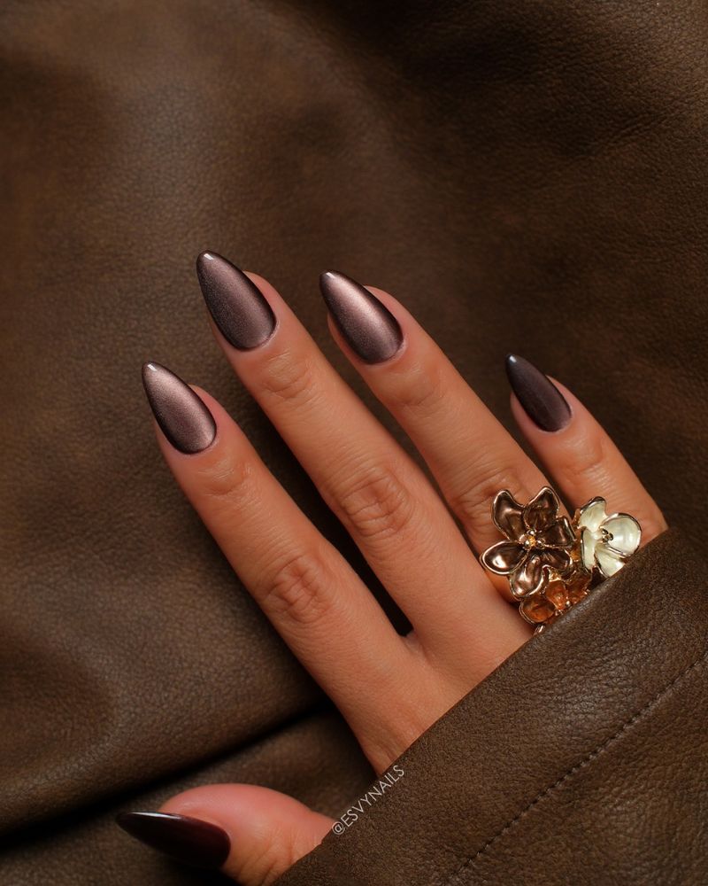 ongles velours marron pour manucure hiver, forme amande