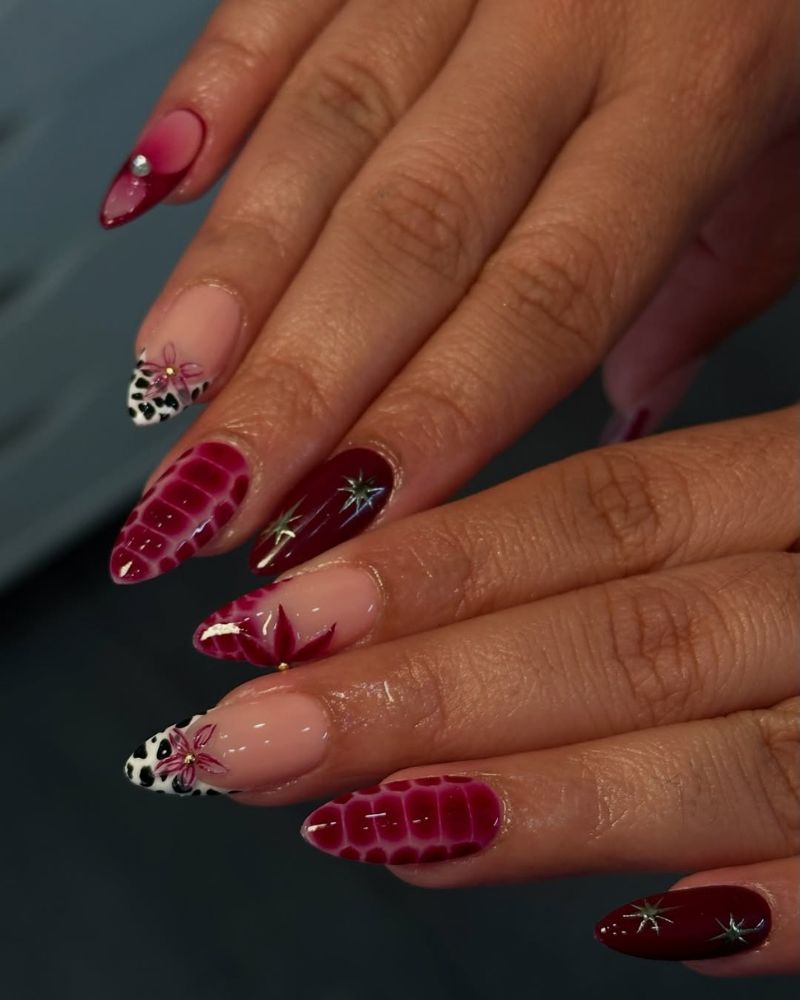 nail art bordeaux avec fleurs et motif croco