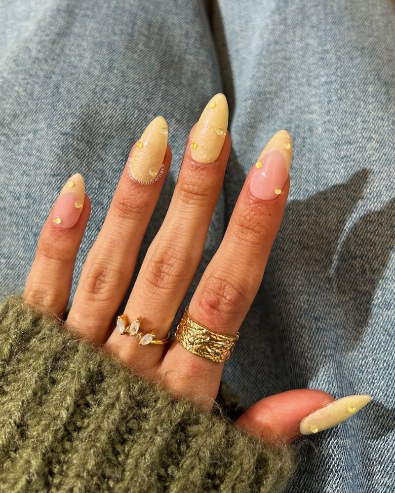 ongles stiletto, ongles jaunes scintillants