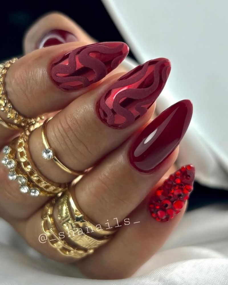 ongles rouges avec design, rouge chrome