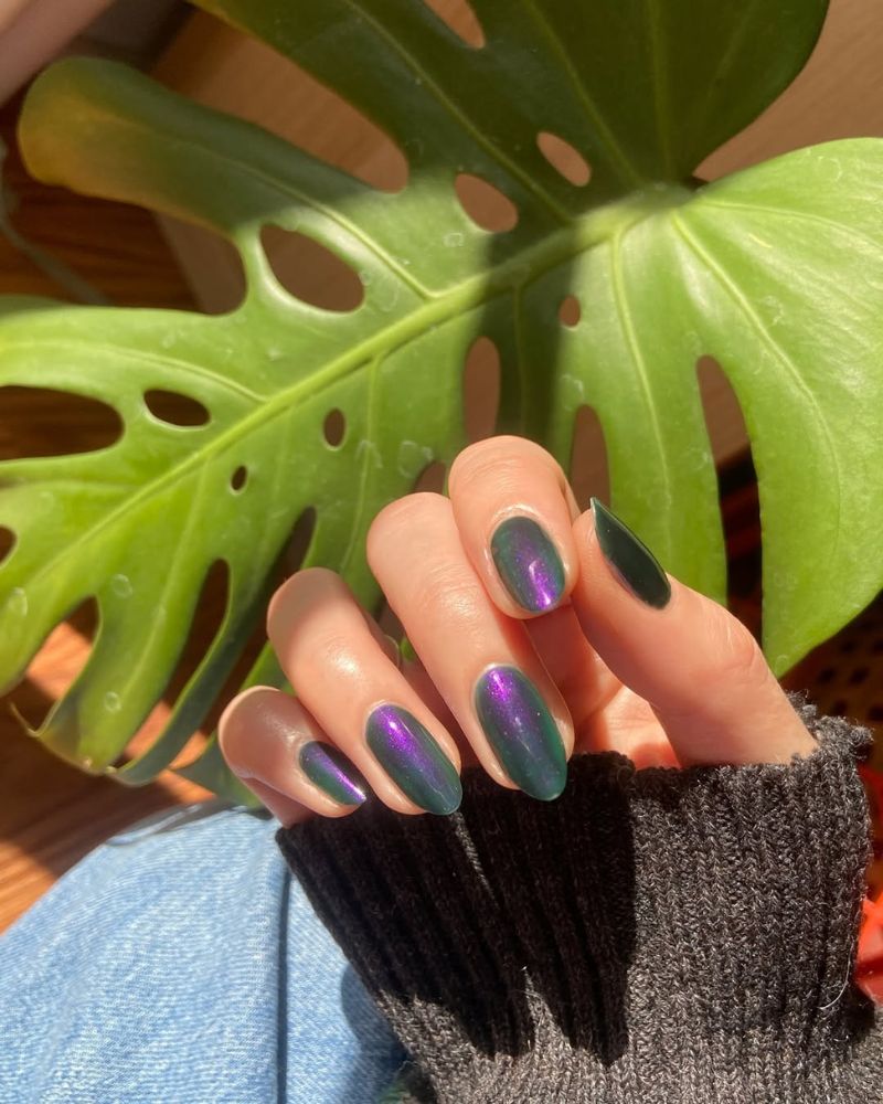 chrome violet, ongles verts