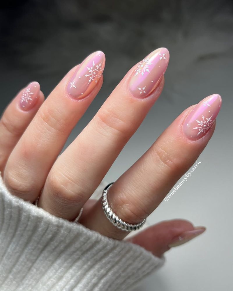 ongles nude d’hiver avec chrome violet et flocons