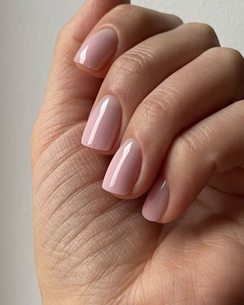 ongles carrés courts avec base rose nude