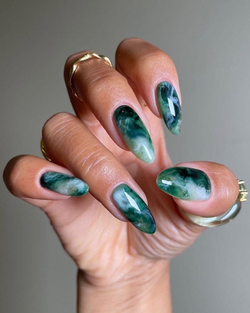 nail art marbré, ongles verts, vert émeraude, vert clair, vert foncé, vert olive