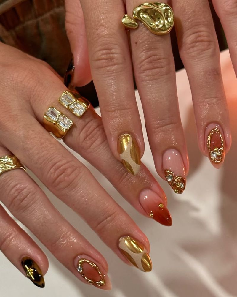 dégradé marron sur ongles stiletto avec nail art doré