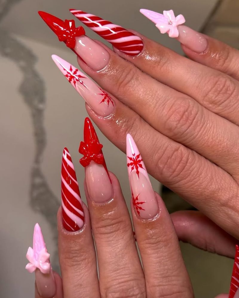 ongles longs stilettos avec art d’ongle rose et rouge cane de bonbon