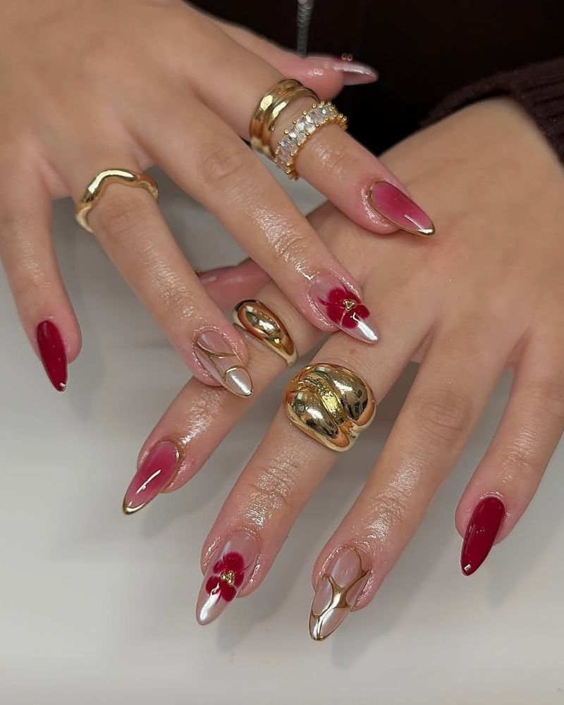 ongles rouges avec chrome nacré blanc et nail art doré