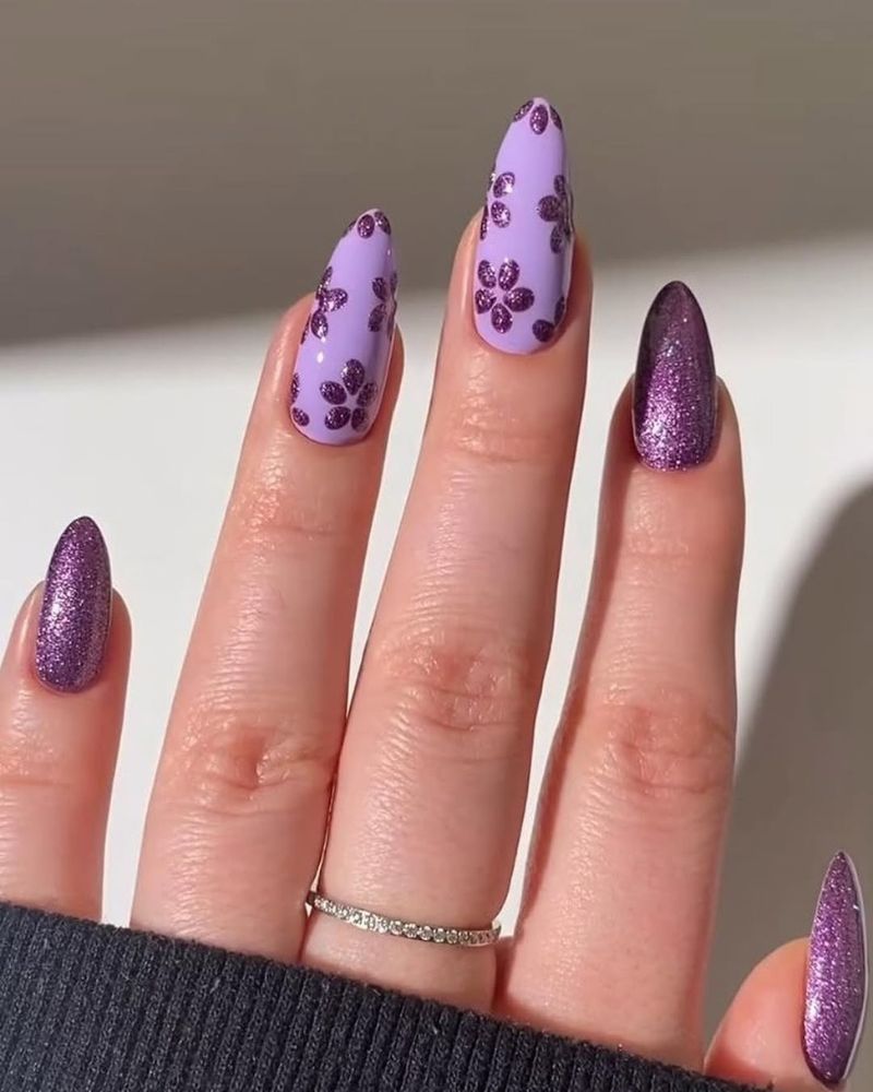 idée d’ongles violets pailletés, nail art floral, ongles stiletto
