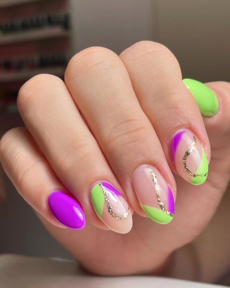 ongles violet et vert neon, volutes dorées