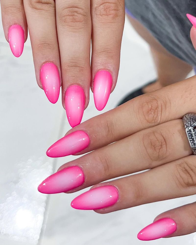 ongles aura roses, ongles stilettos, ongles d’été