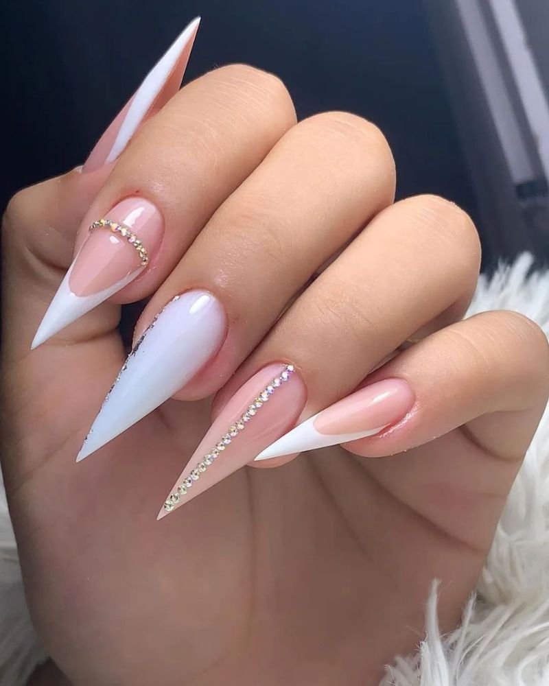 ongles stiletto, french manucure à bout blanc