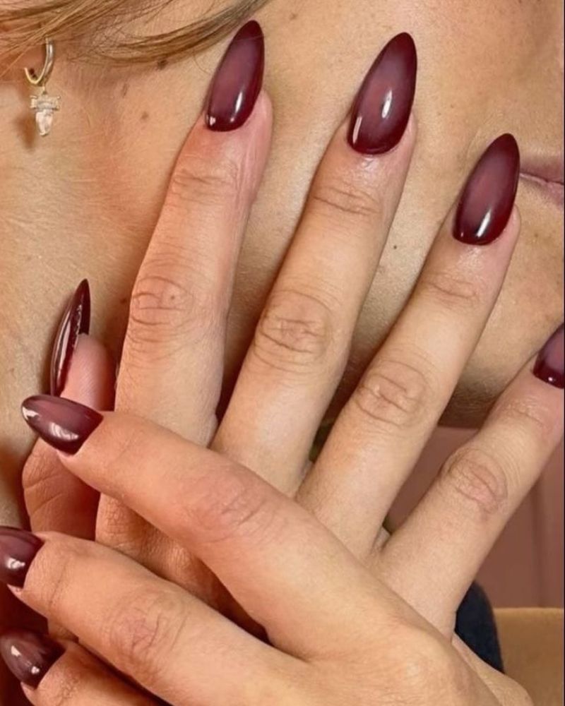 ongles stiletto base rouge foncé avec nail art aura, manucure automnale chic