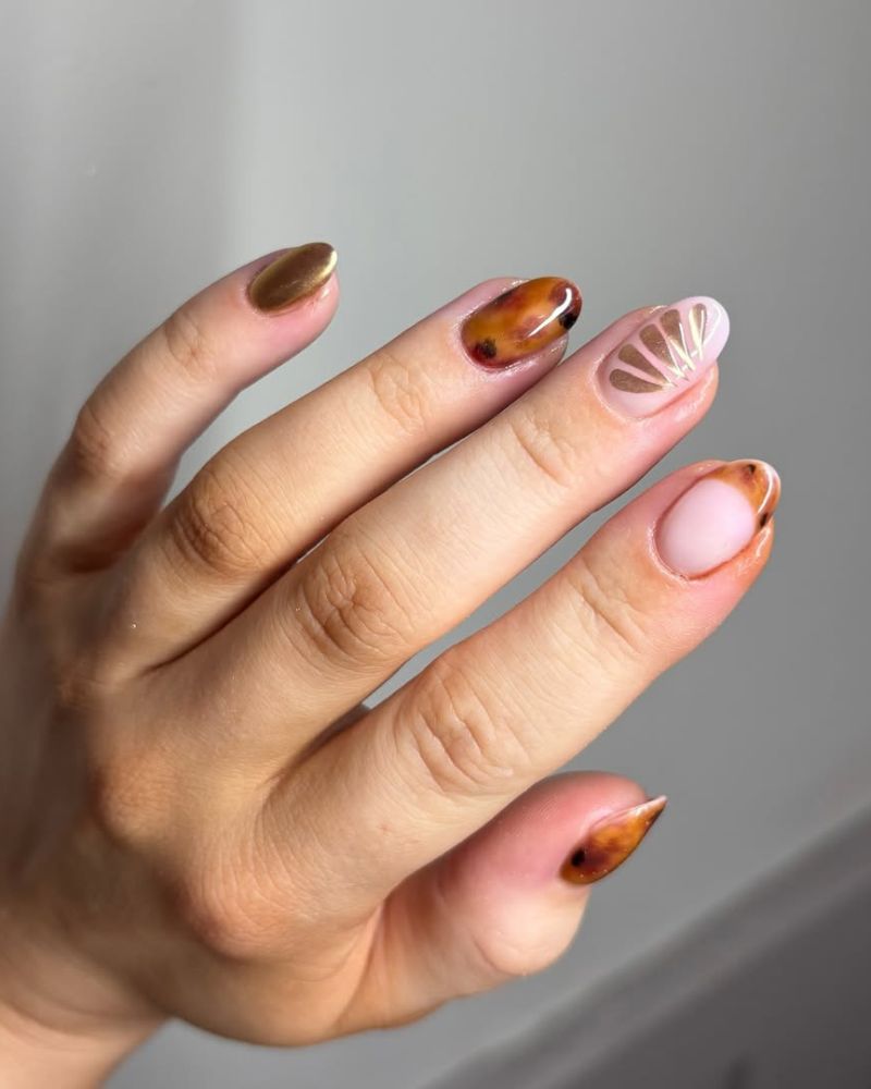 nail art d’automne simple sur base nude, avec nail art écaille de tortue