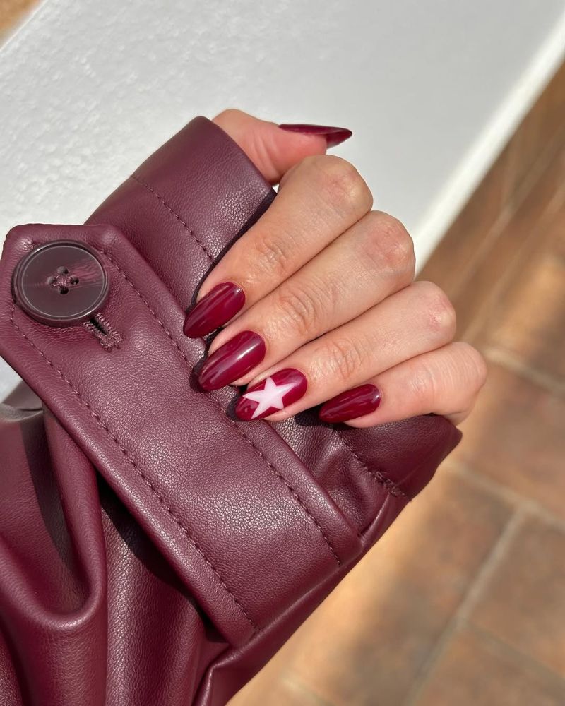 ongles bordeaux simples avec nail art étoile blanche