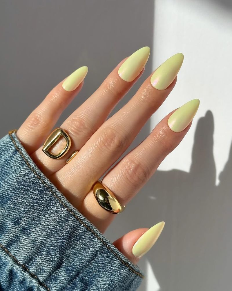 ongles jaune chrome, ongles simples printaniers