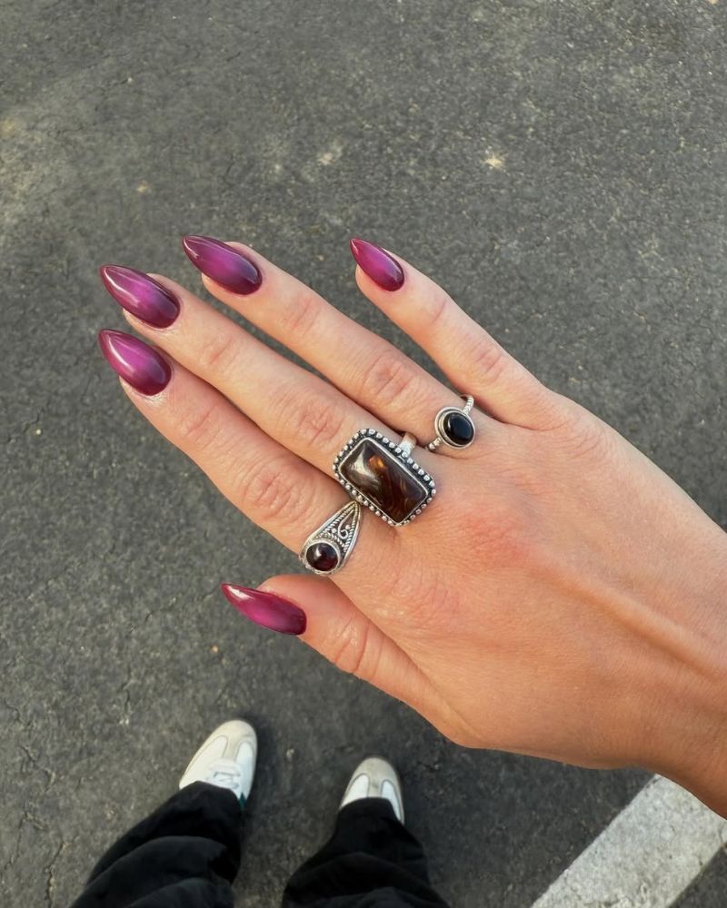 longs ongles stilettos avec base marron et effet aura rose