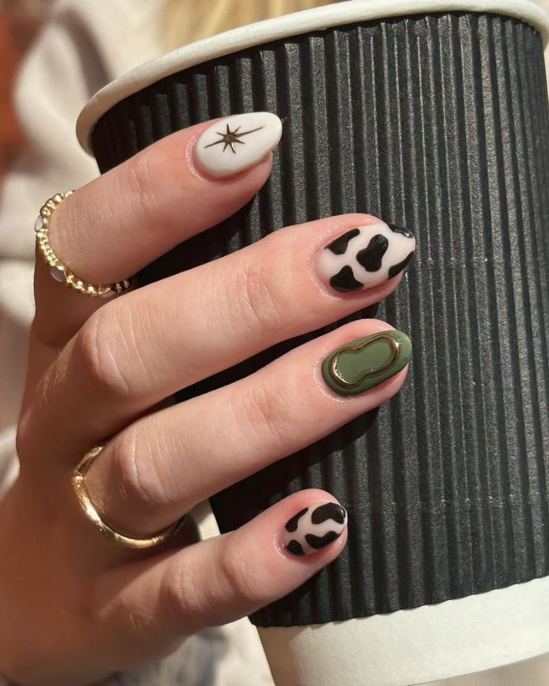 jolis ongles courts d’automne avec imprimé vache et vert olive
