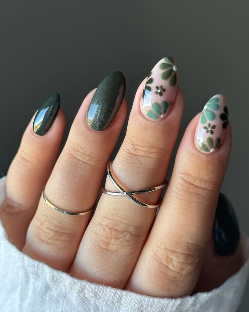 ongles verts foncés, ongles verts pailletés, nail art fleurs