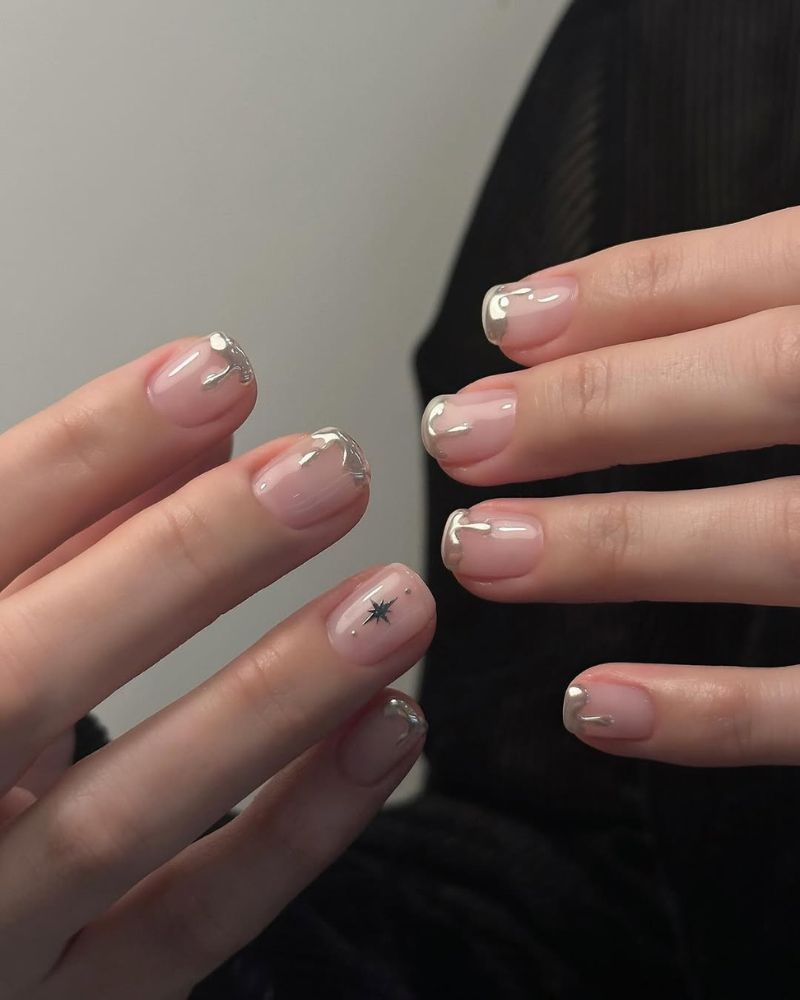 ongles courts avec nail art argent coulant