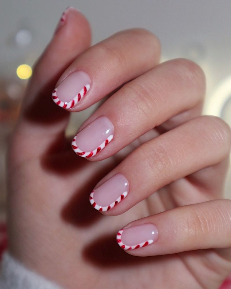 ongles courts nude avec pointes cane de bonbon