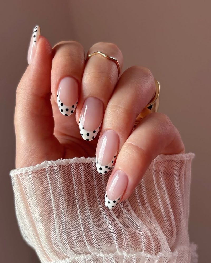 ongles French tips blancs avec petits pois noirs pour idée élégante d'automne