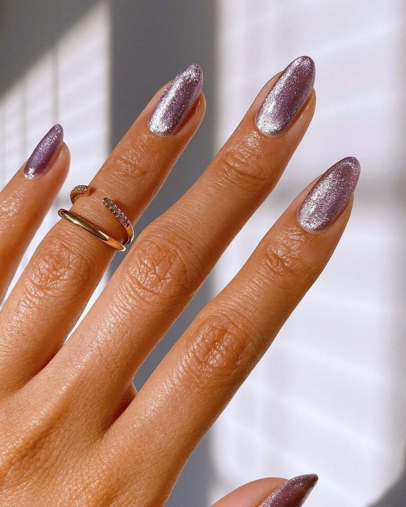 ongles velours violets scintillants pour manucure hiver