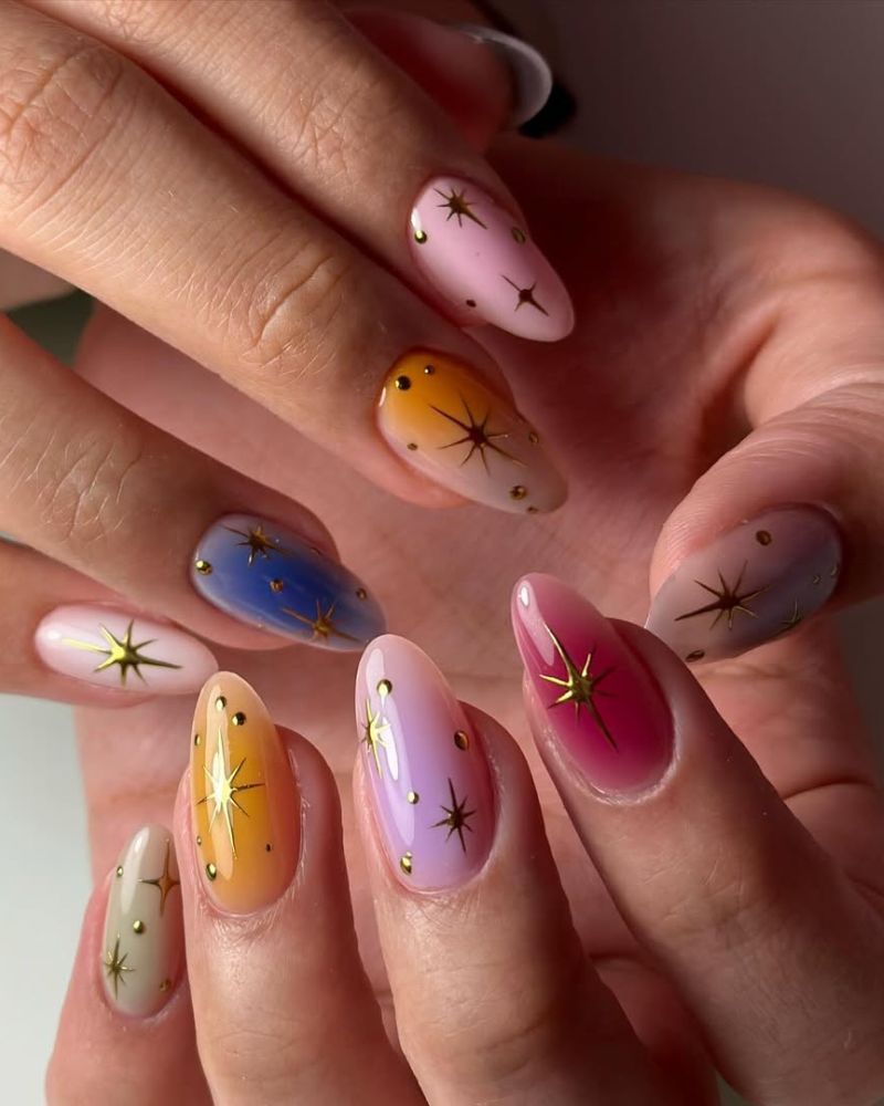 ongles aura colorée, nail art étoiles dorées