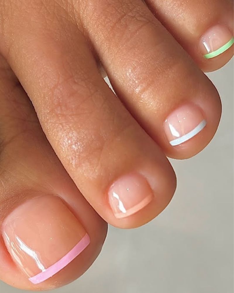 nail art mignon pour orteils, ongles français sur orteils, pédicure française