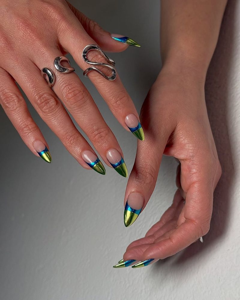 longs ongles stilettos french avec pointes chrome bleues et vertes