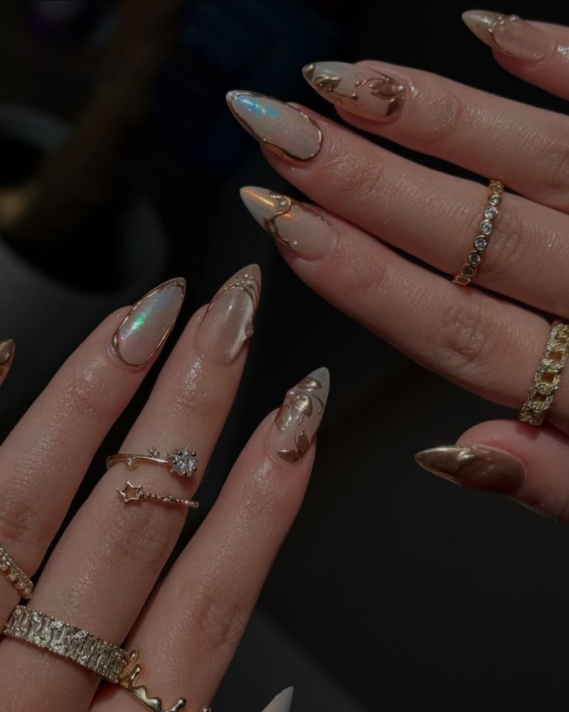 chrome blanc nacré avec nail art doré sur manucure stiletto