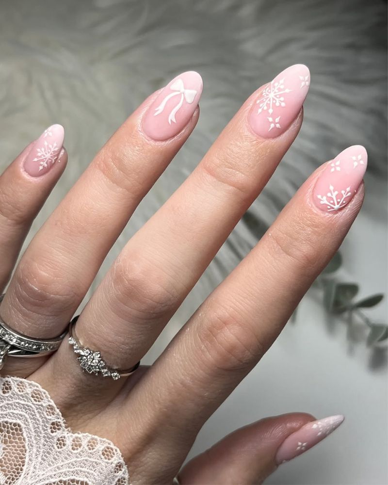 ongles nude avec bouts ombrés blancs et nail art flocon blanc