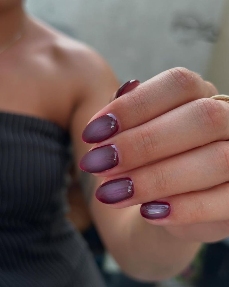 design d’ongles bordeaux courts avec nail art aura