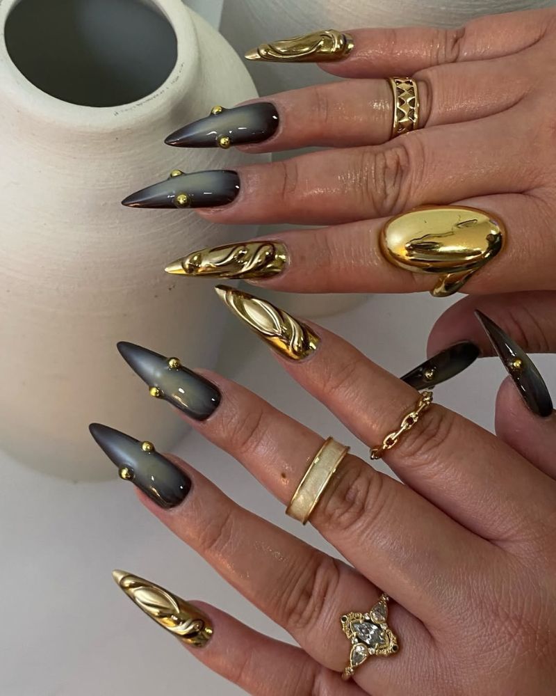nail art noir et or sur ongles stiletto longs