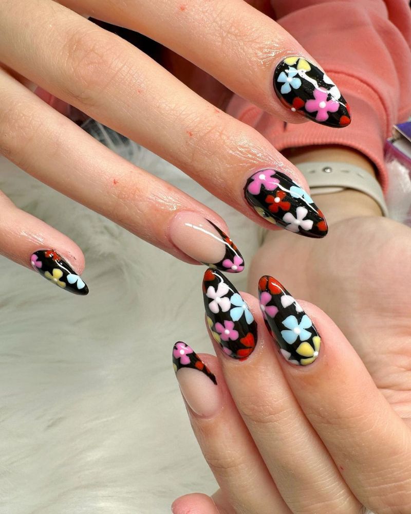 ongles noirs avec fleurs