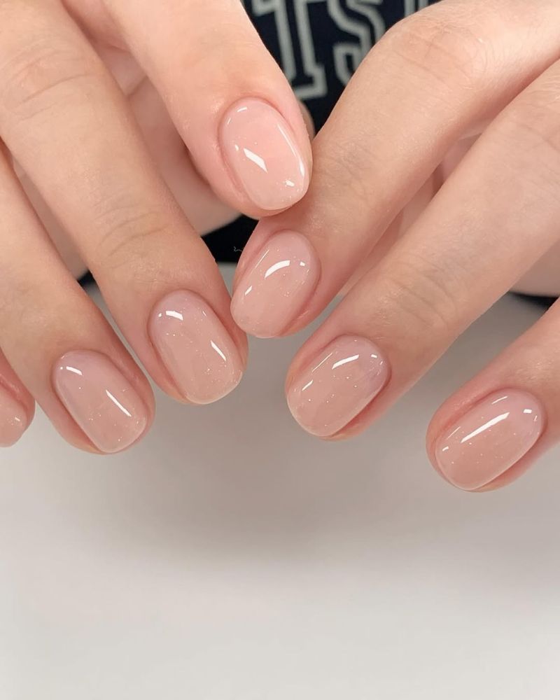 design d'ongles nude naturel sur base courte