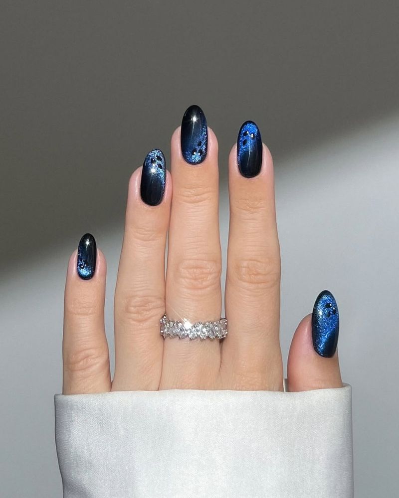 ongles bleu foncé, ongles élégants