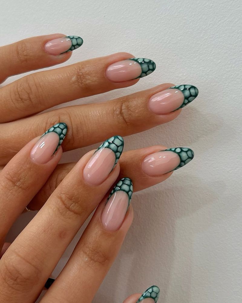 idée French manucure automne en vert sur base nude