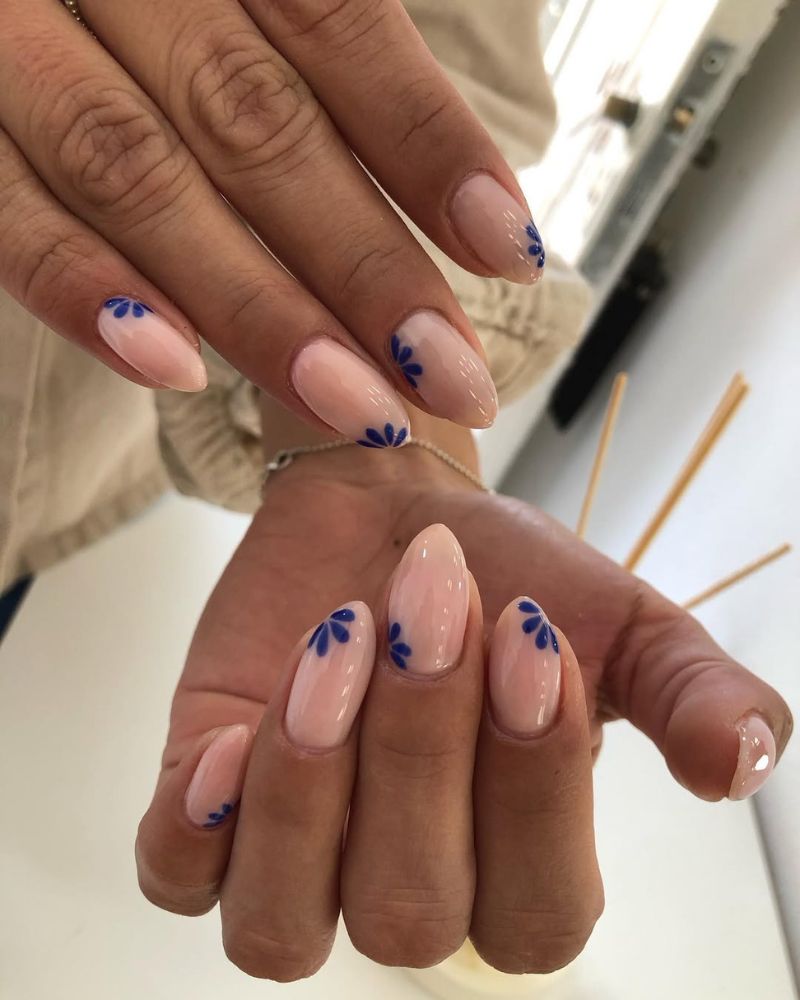 ongles bleus chics, art floral simple