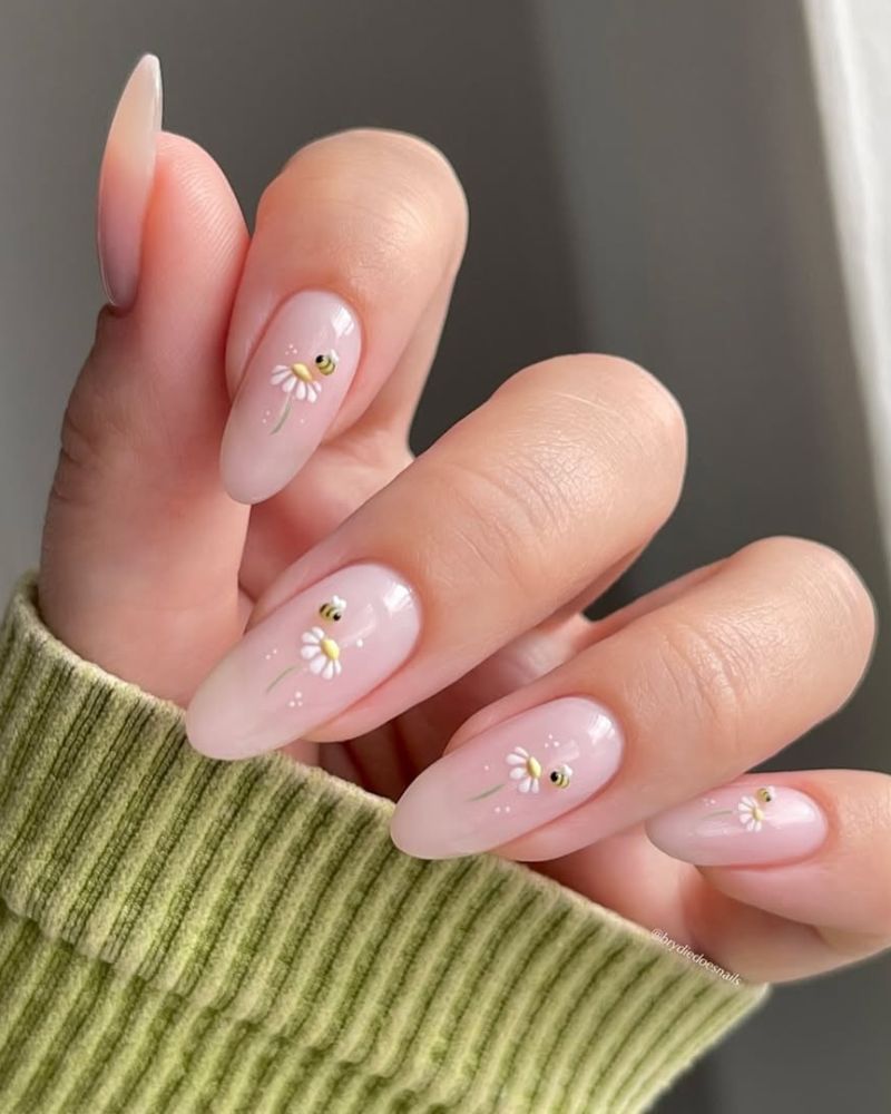 ongles soap, ongles nude, ongles de printemps chics, ongles abeilles