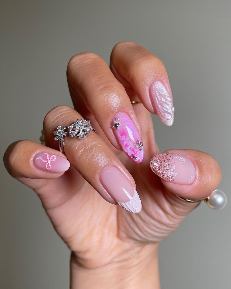 designs d’ongles roses de Noël avec flocons, maille et nœuds