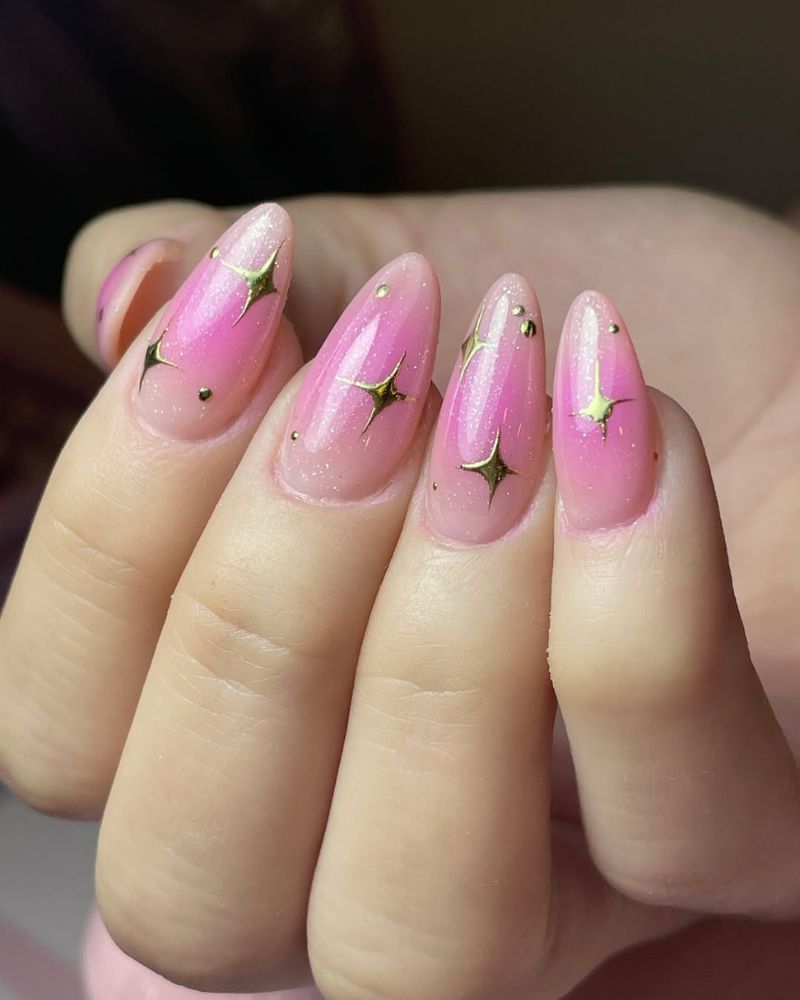 nail art étoiles dorées, design rose clair