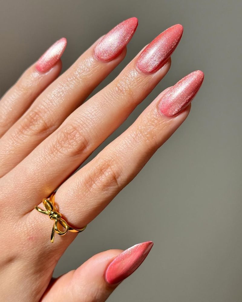 ongles roses d’hiver avec vernis cat eye